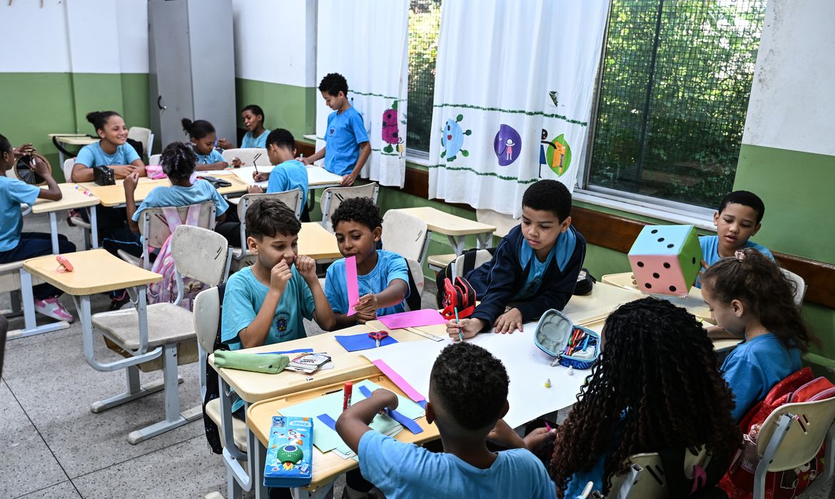 Governo fixa em R$ 5,1 mil novo piso nacional do magistério