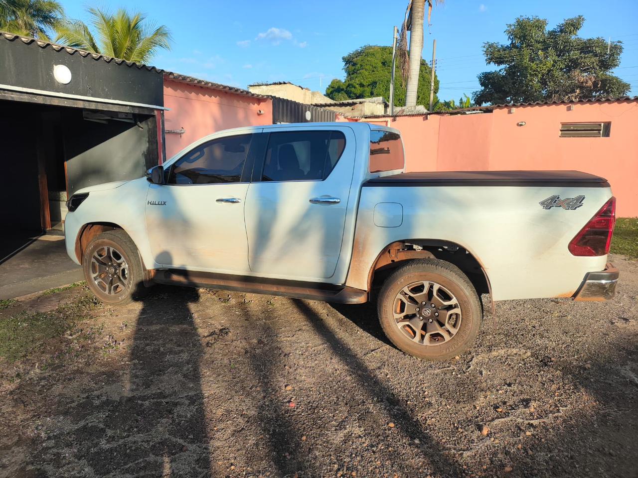 Hilux furtada em Uberaba é localizada em motel de Ituiutaba; homem é preso por receptação