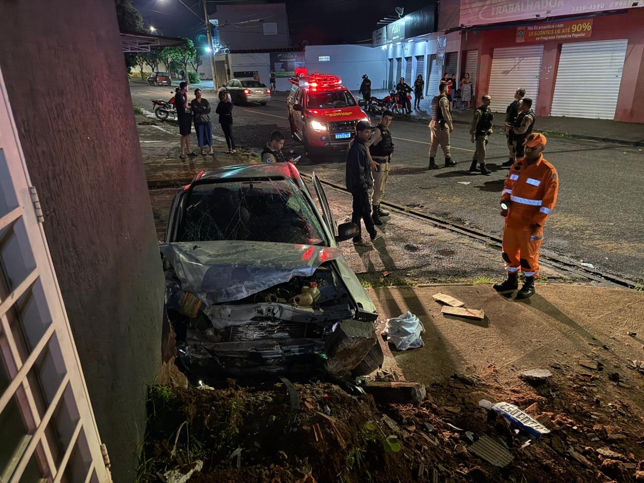 Homem de 25 anos sofre acidente ao fugir de tentativa de homicídio em Uberlândia