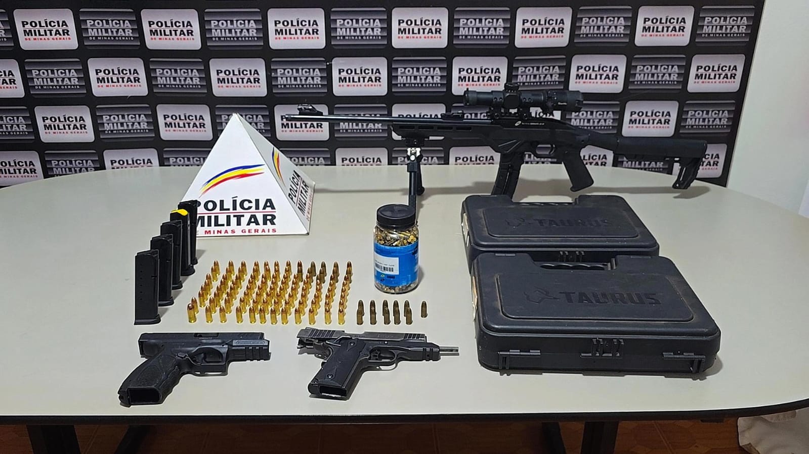 Homem é preso com arsenal durante cumprimento de mandado em Monte Carmelo
