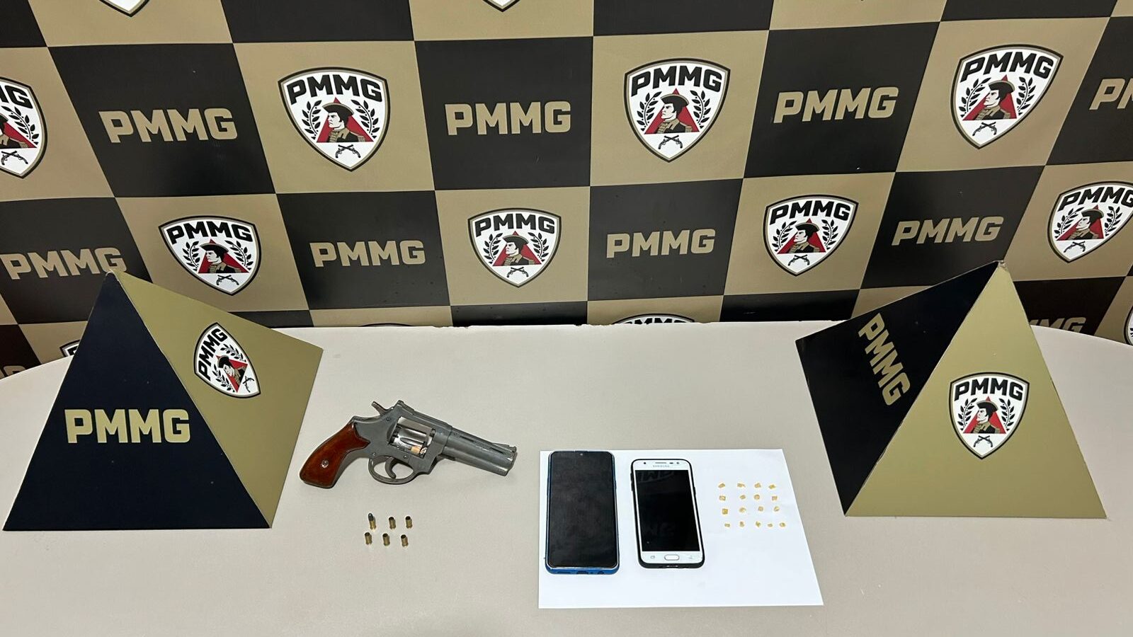 Homem é preso por tráfico de drogas e porte ilegal de arma no bairro Catulina, em Monte Carmelo