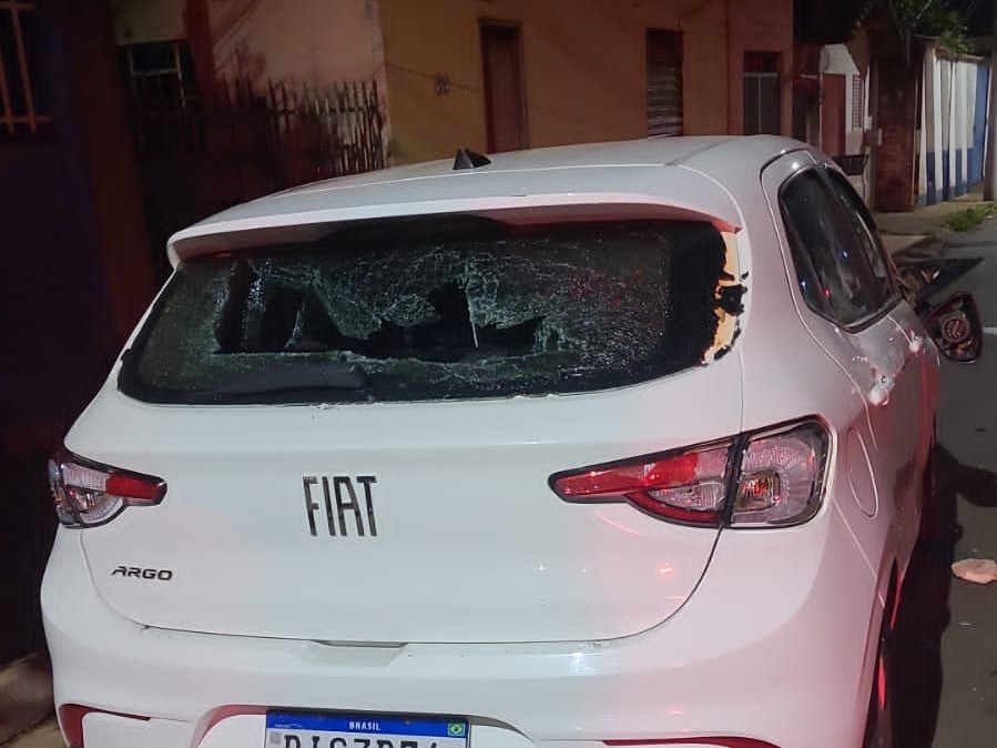 Homem é procurado pela polícia após depredar carro da ex-companheira em Monte Carmelo