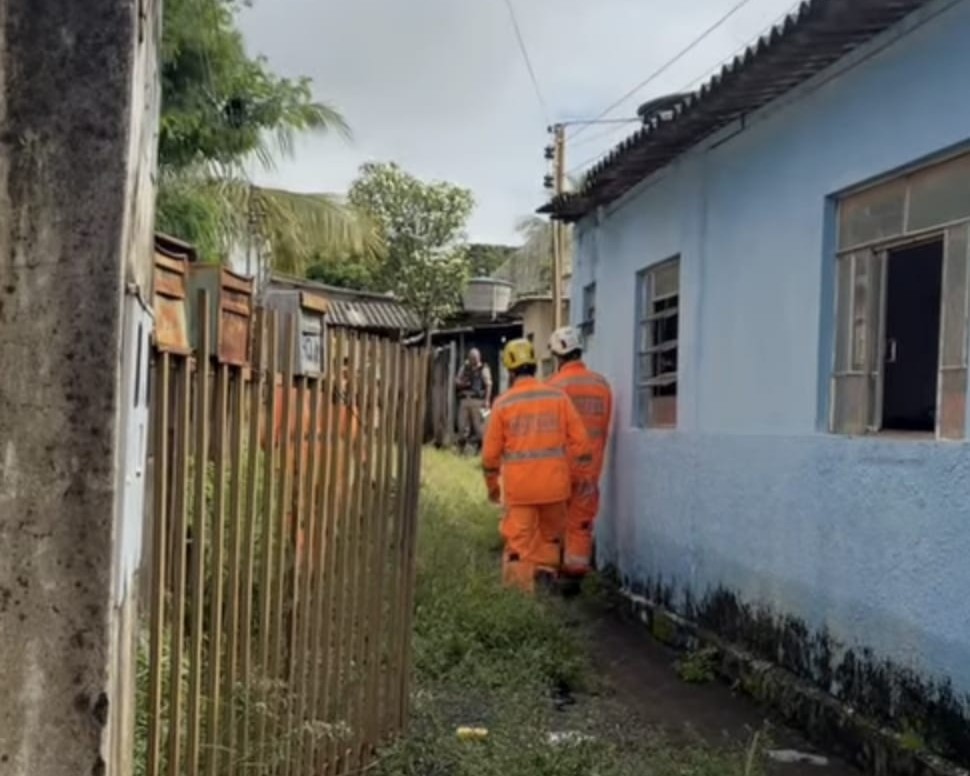 Homem morre após ficar preso em janela de casa no bairro Miranda, em Araguari