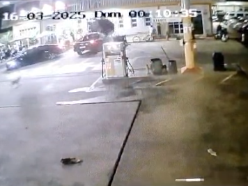 Homem tentou atingir carro da esposa em alta velocidade antes de incendiar disk bebidas; veja o vídeo
