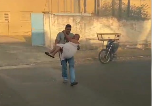 Idosos são retirados às pressas de abrigo após incêndio atingir terreno próximo ao centro de acolhimento, em Araguari