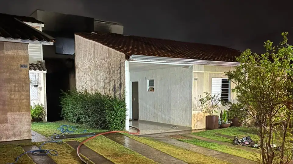 Incêndio atinge residência familiar em condomínio de Uberlândia