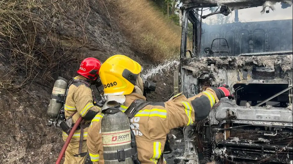 Incêndio destrói parte de carreta carregada com porcelanato na BR-050