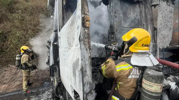 bombeiros apagam incendio em carreta na br-050