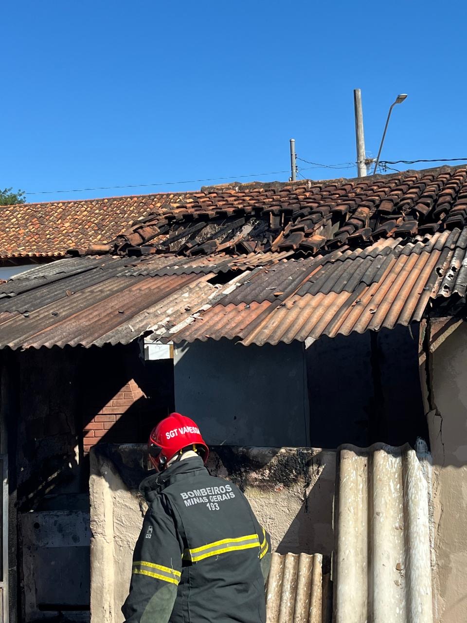 Incêndio iniciado em válvula de gás danifica residência em Estrela do Sul