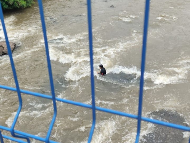Jovem é resgatada ilhada no leito do rio Uberabinha em Uberlândia