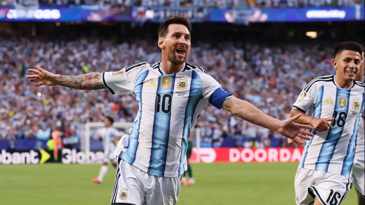 Messi faz três gols na estreia, passa Ronaldo e iguala Klose na artilharia das Copas