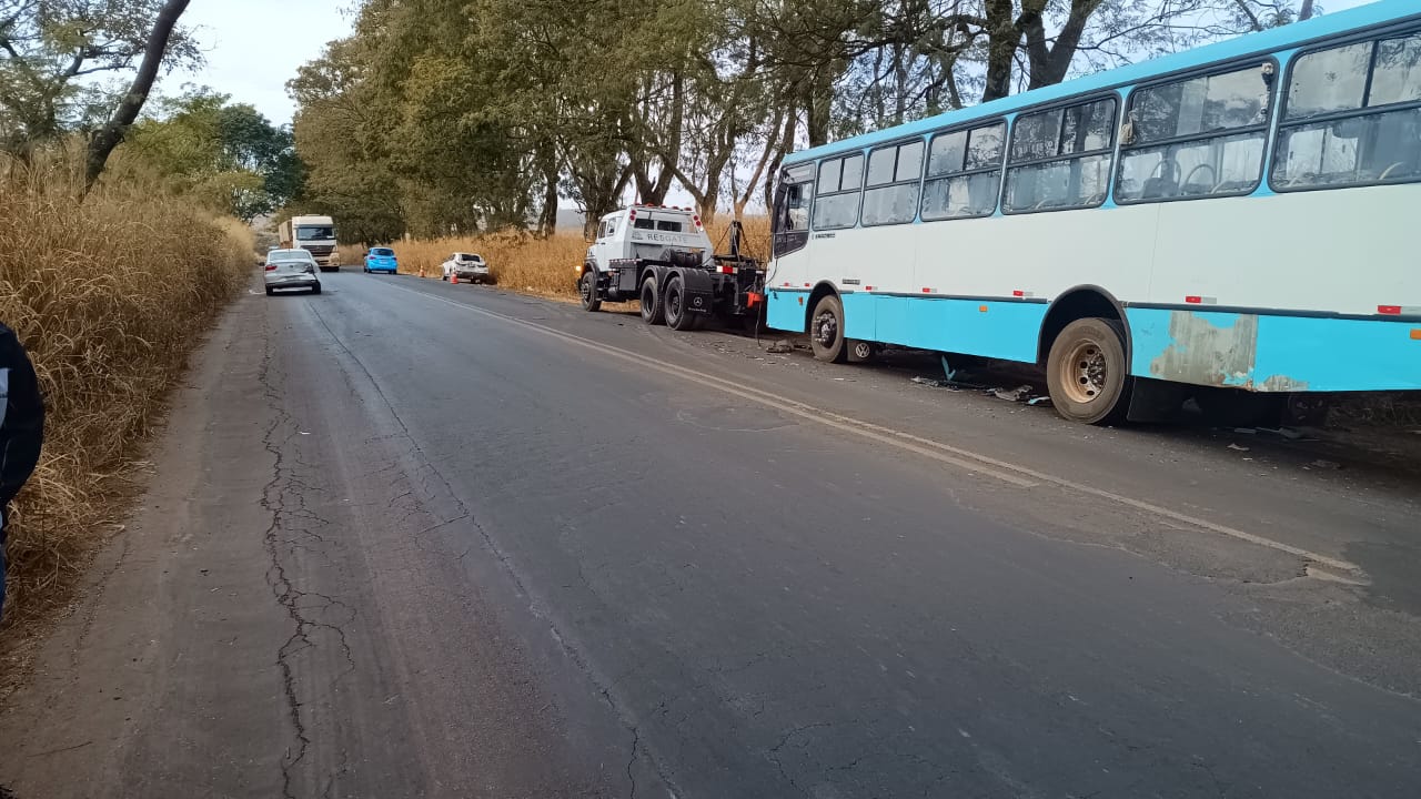 Motociclista cai na pista e provoca engavetamento com ônibus e dois carros na MG-230, em Patrocínio