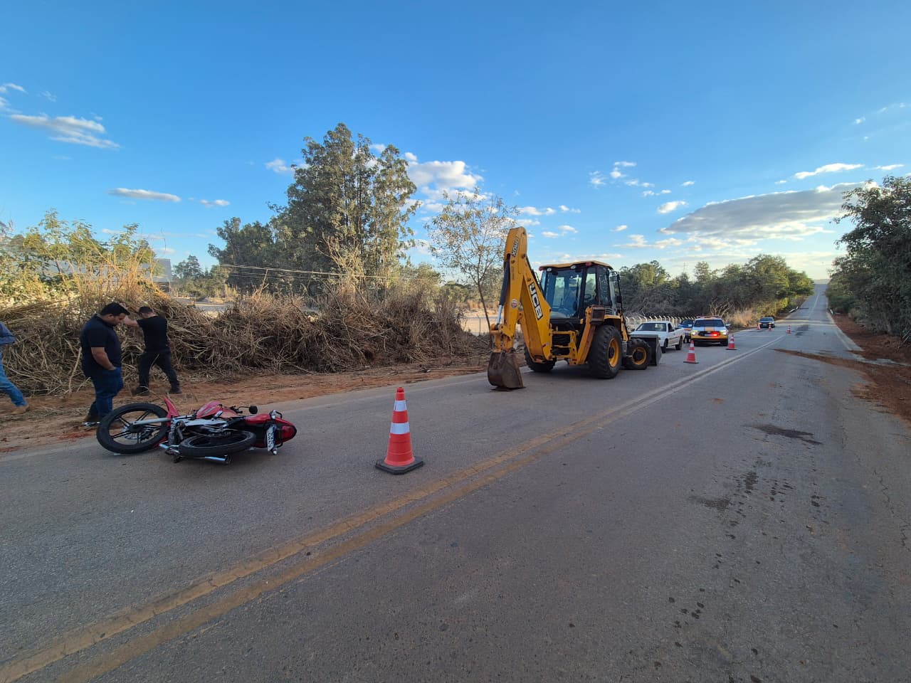 Motociclista fura bloqueio e colide com retroescavadeira na MG-188, em Coromandel