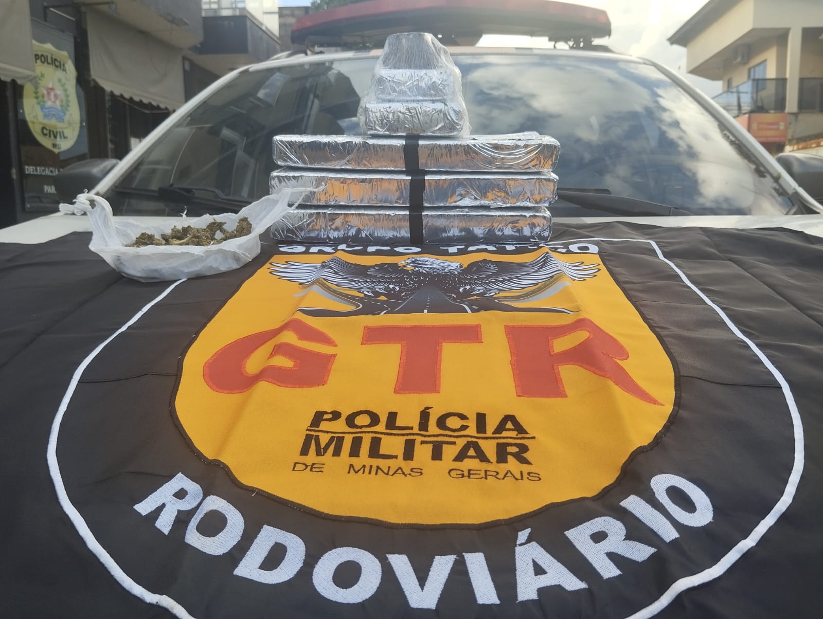 Motorista aceita oferta de R$ 1 mil para levar drogas de uma cidade a outra e acaba preso