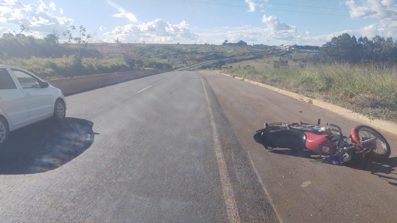 Motorista atropela, arrasta motociclista e foge sem prestar socorro em Patos de Minas