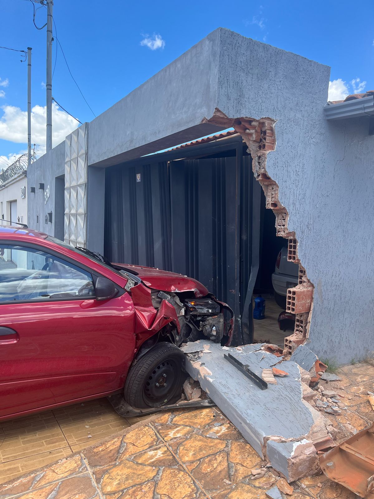Carro destrói muro de residência em Monte Carmelo após motorista ignorar sinalização de trânsito