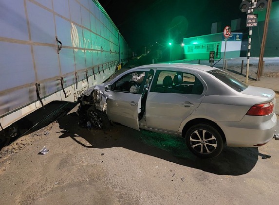 Motorista colide com locomotiva e abandona o veículo, em Patrocínio