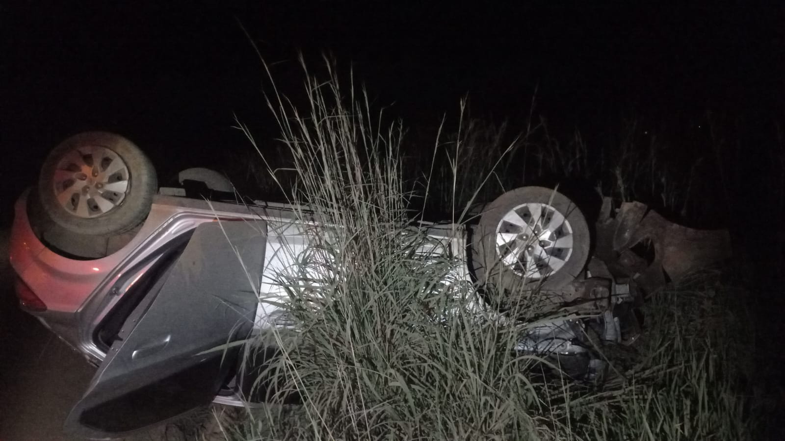 Motorista de 23 anos fica ferido após capotamento na MGC-354, em Patos de Minas
