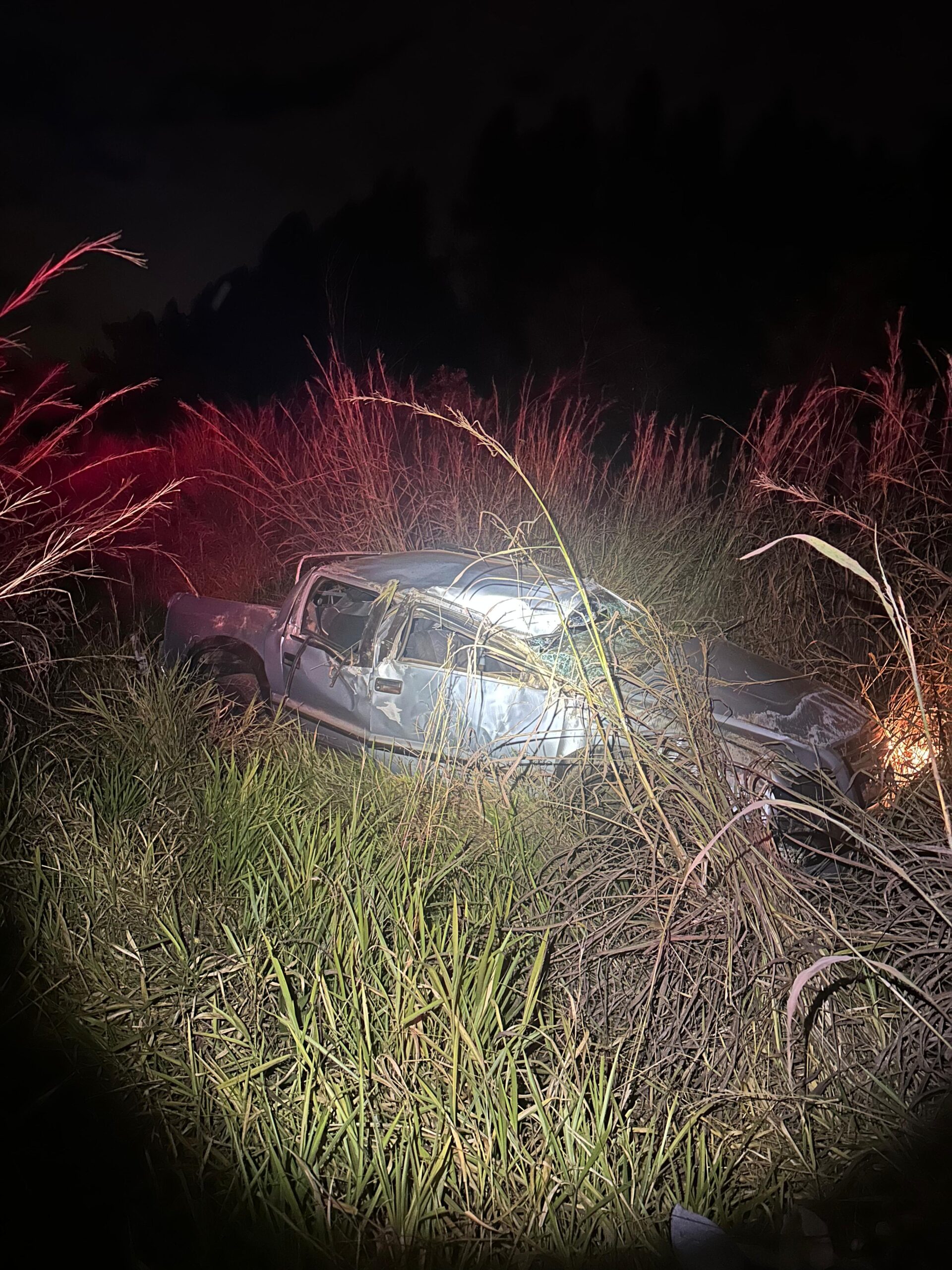 Motorista de 36 anos morre após perder o controle da caminhonete e capotar na MG-190, em Monte Carmelo