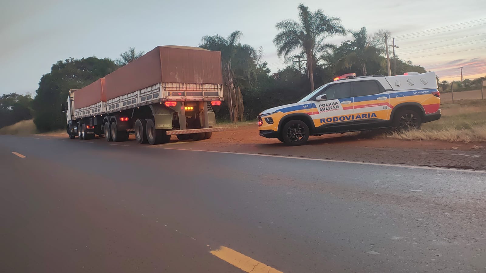Motorista de carreta é preso por embriaguez ao volante, na MG-190,  em Monte Carmelo