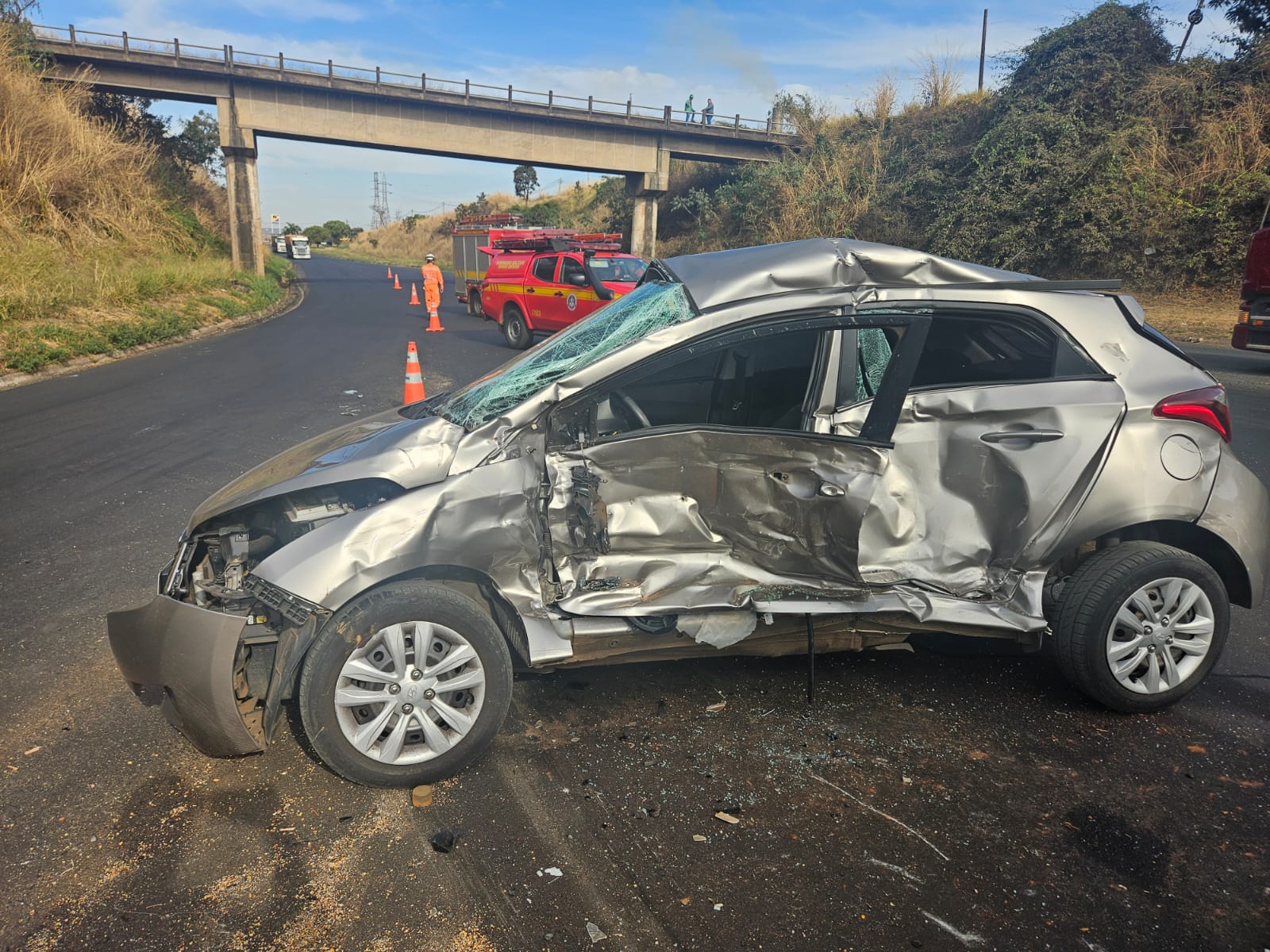Motorista desobedece sinalização e morre ao ter o carro atingido por caminhão na BR-050, em Uberlândia