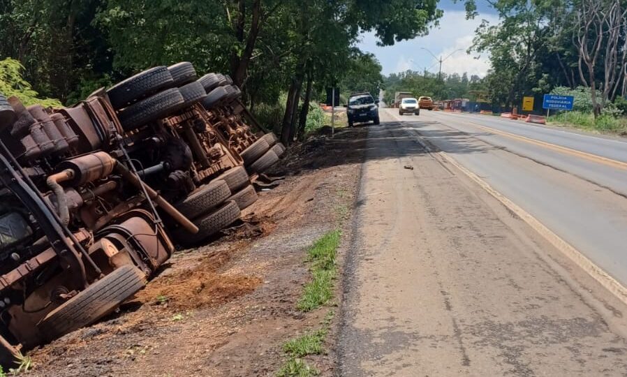 Motorista embriagado perde controle de caminhão, provoca acidente e deixa 4 pessoas feridas em Patos de Minas
