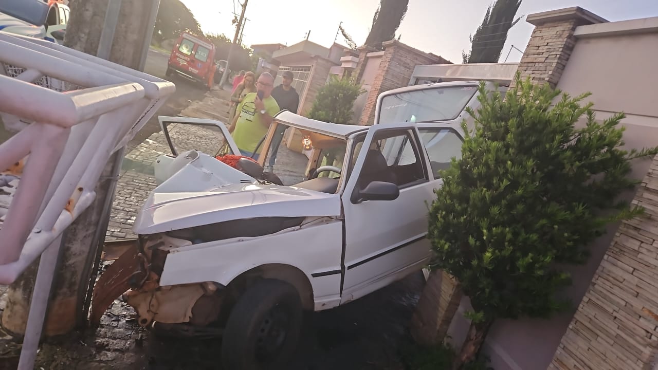 Motorista perde controle e colide com poste em Araguari; três pessoas ficam feridas