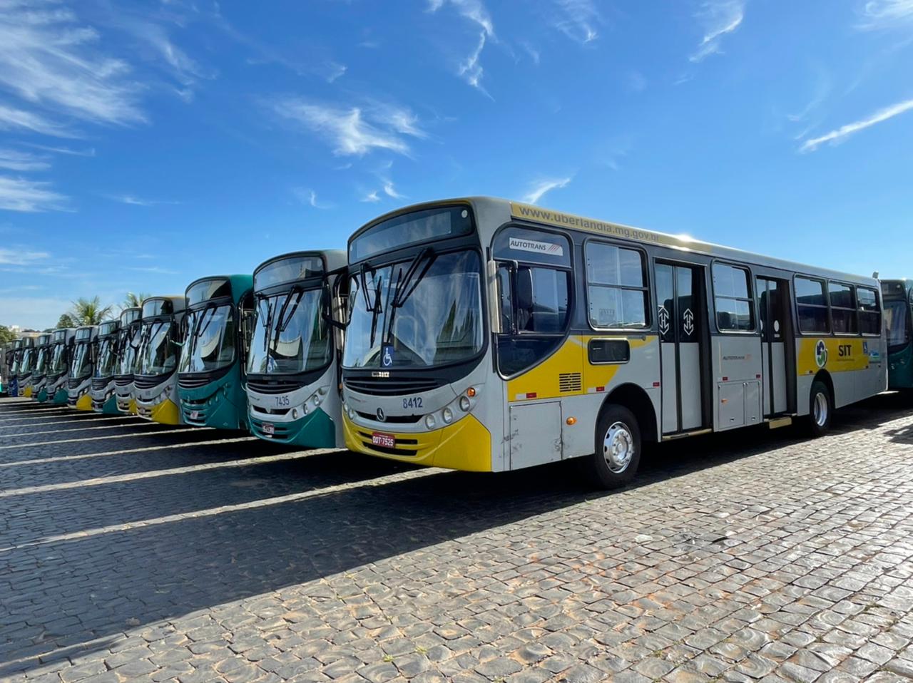 Motoristas do transporte coletivo de Uberlândia paralisam atividades em protesto por vale-alimentação atrasado