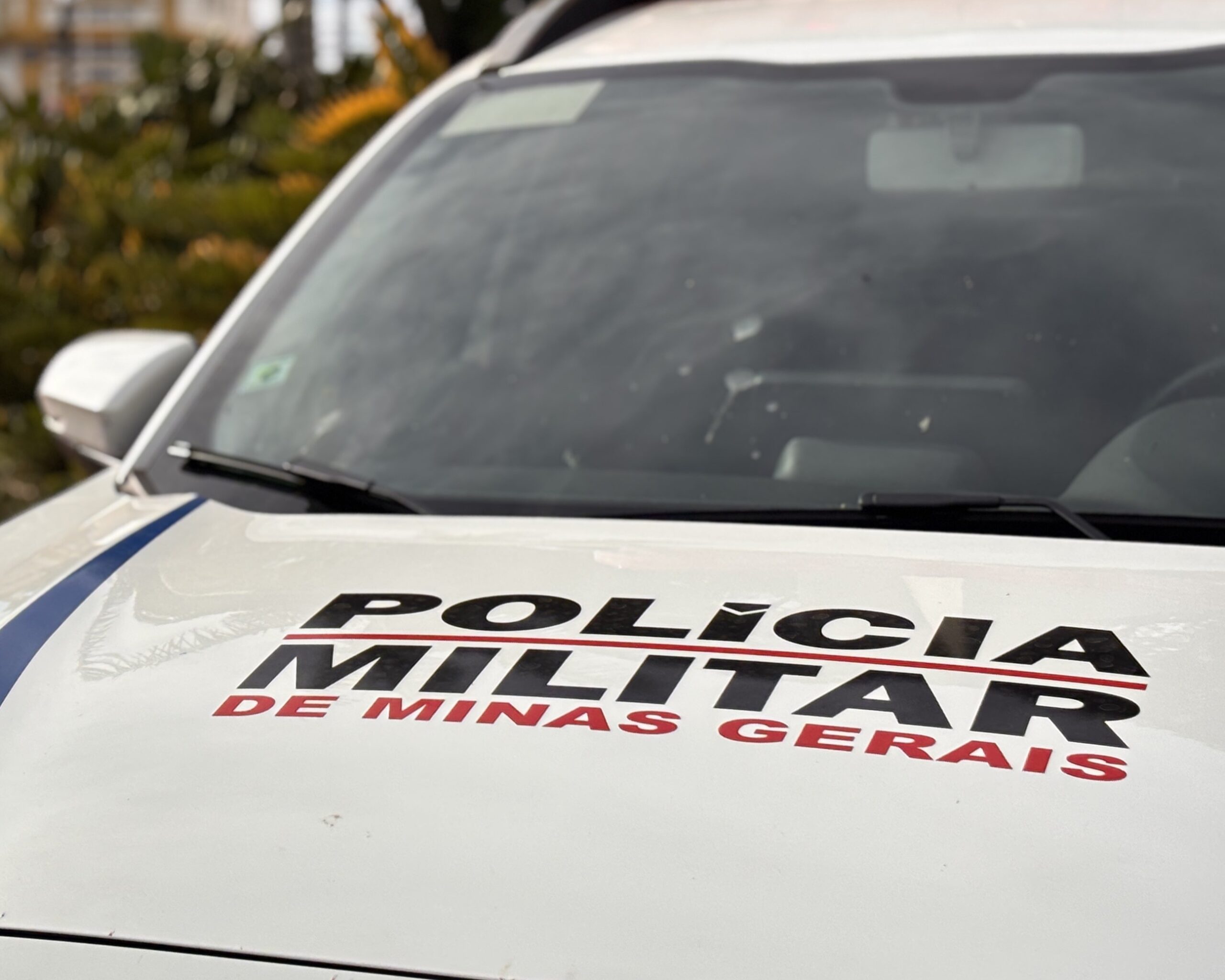 Mulher arma emboscada para o companheiro, que é agredido e tem moto roubada