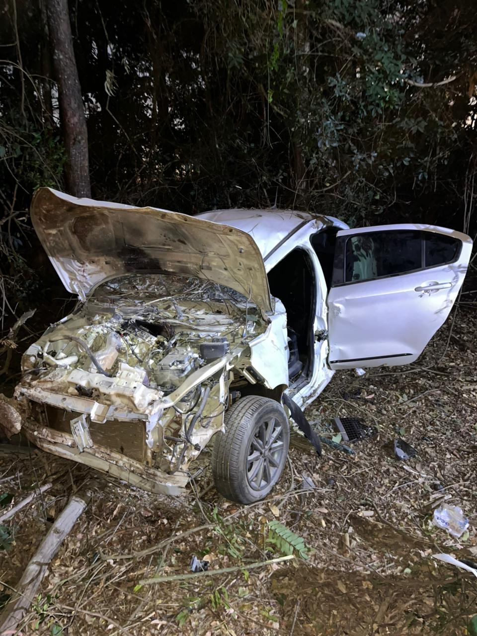 Mulher de 50 anos fica ferida após capotamento de carro na MG-223, em Estrela do Sul