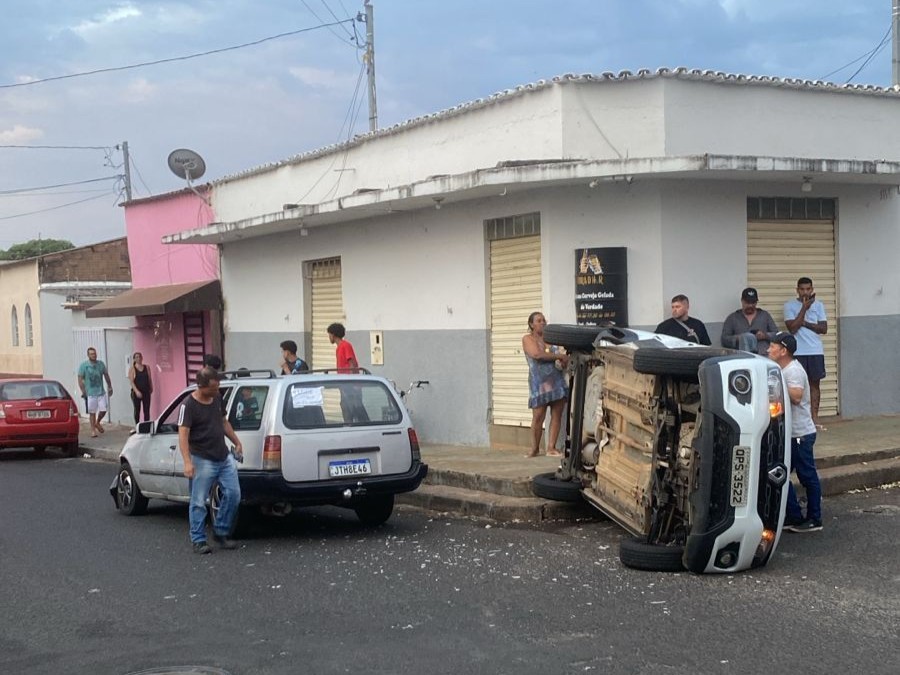 Mulher é resgatada após carro tombar no Bairro Planalto, em Uberlândia