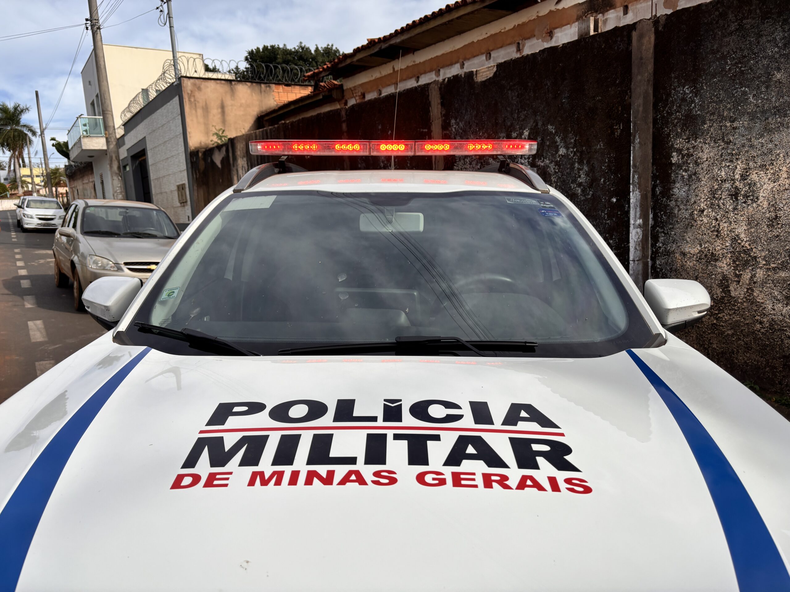 Mulher foragida por homicídio e tráfico é presa pela Polícia Militar em Monte Carmelo