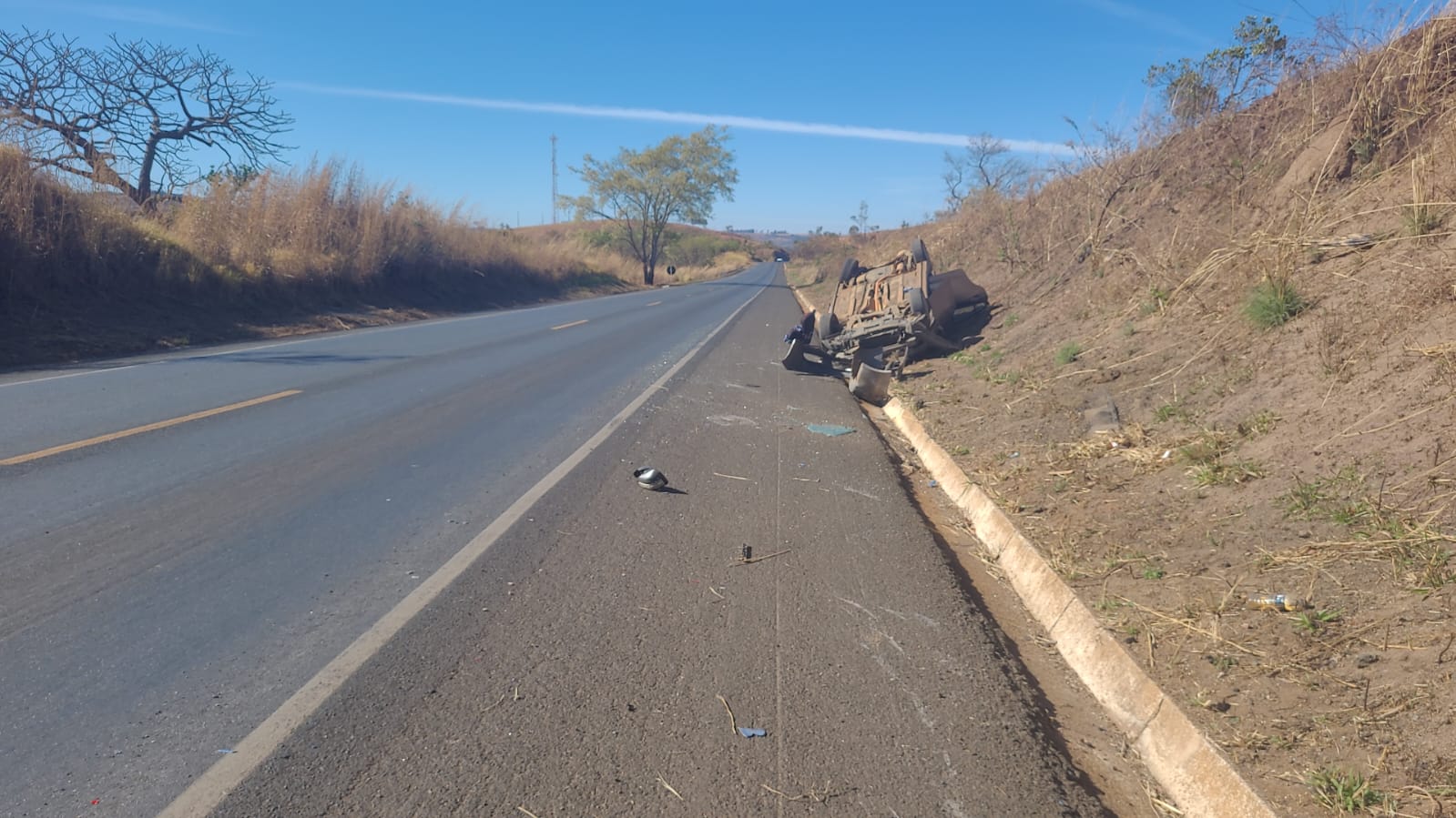 Mulher perde controle e capota carro na BR-352, em Carmo do Paranaíba