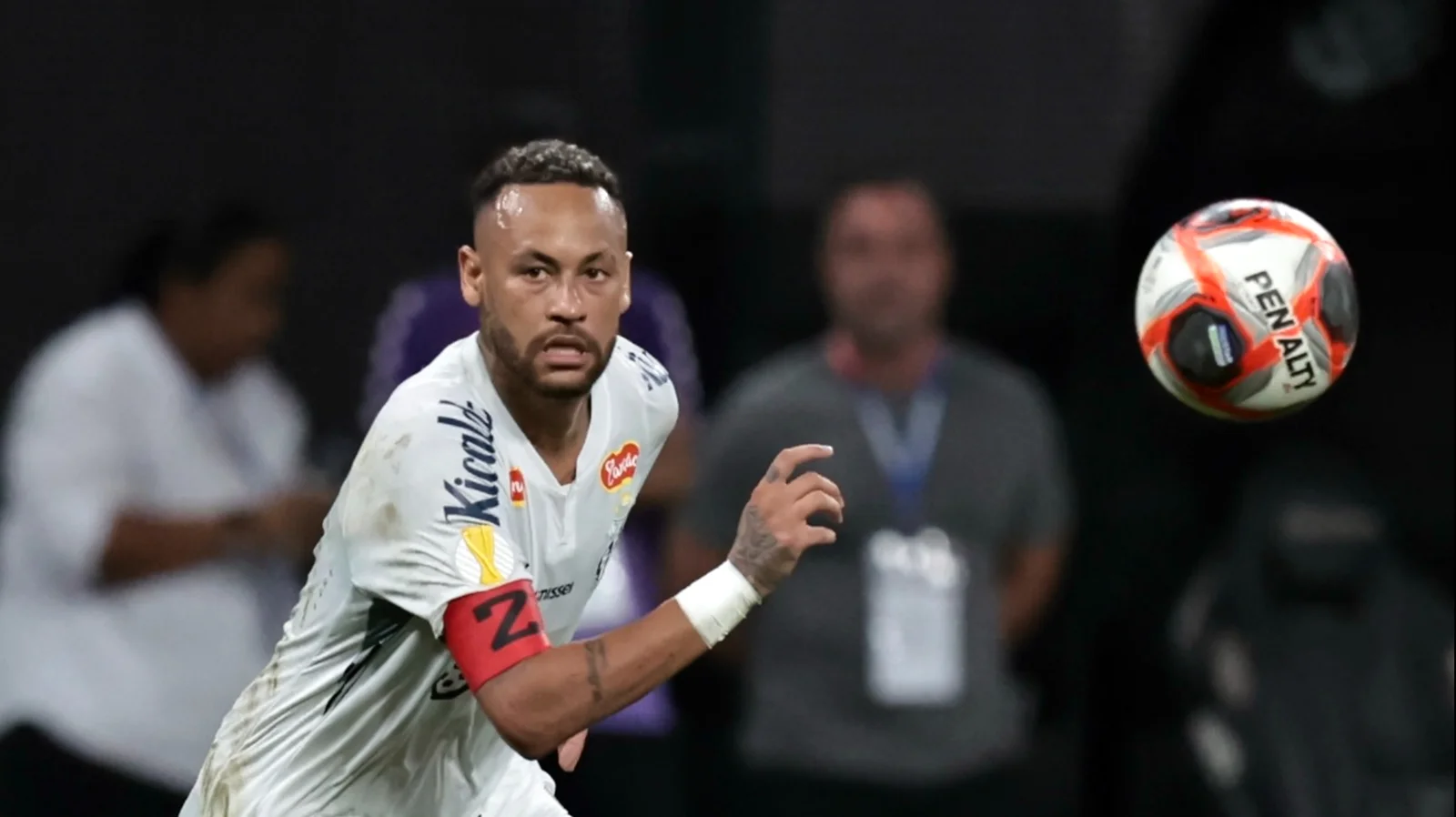 Neymar não treina em apresentação e preocupa a duas semanas da Copa