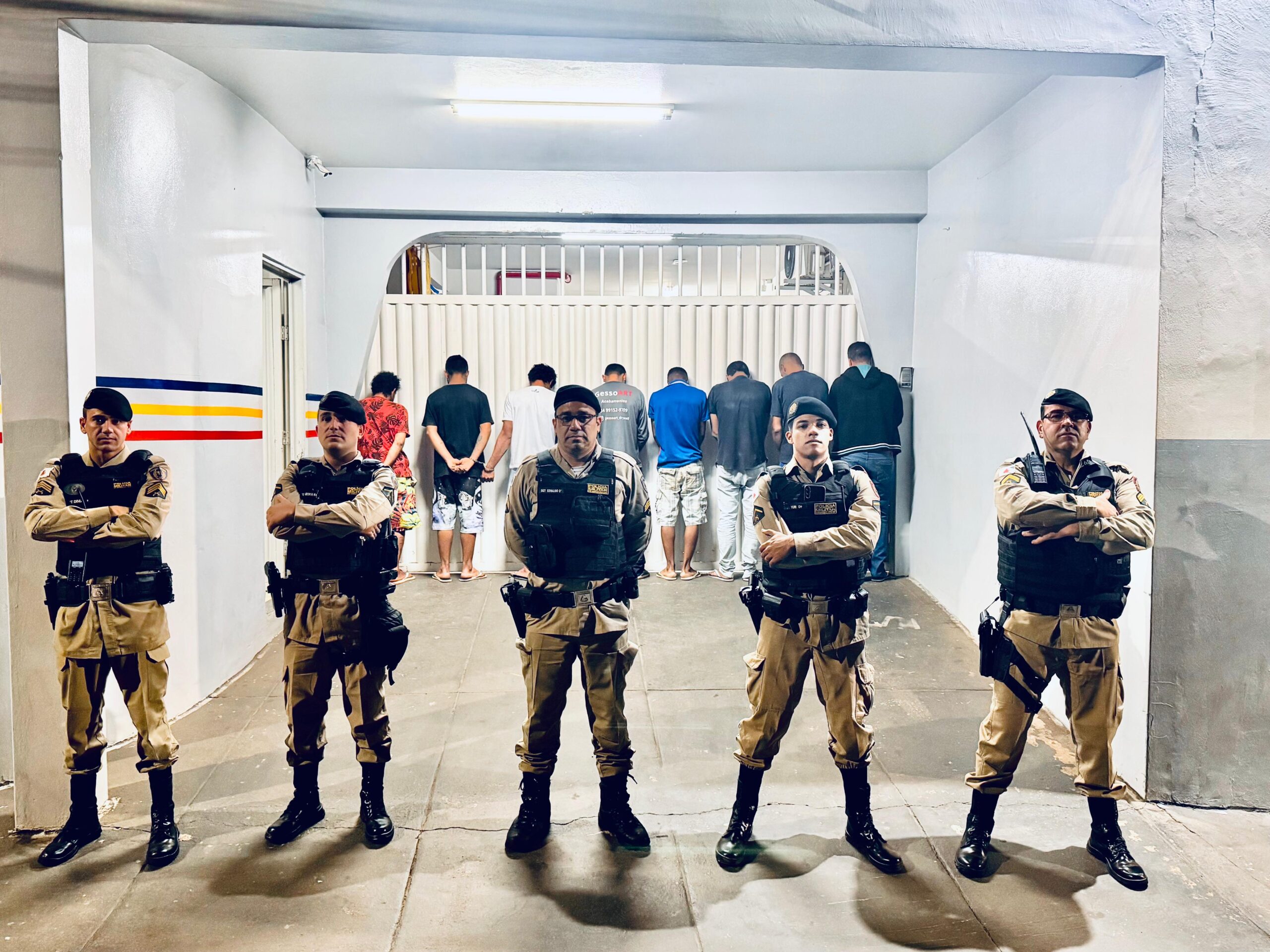 Oito foragidos da Justiça são presos em operação policial em Monte Carmelo