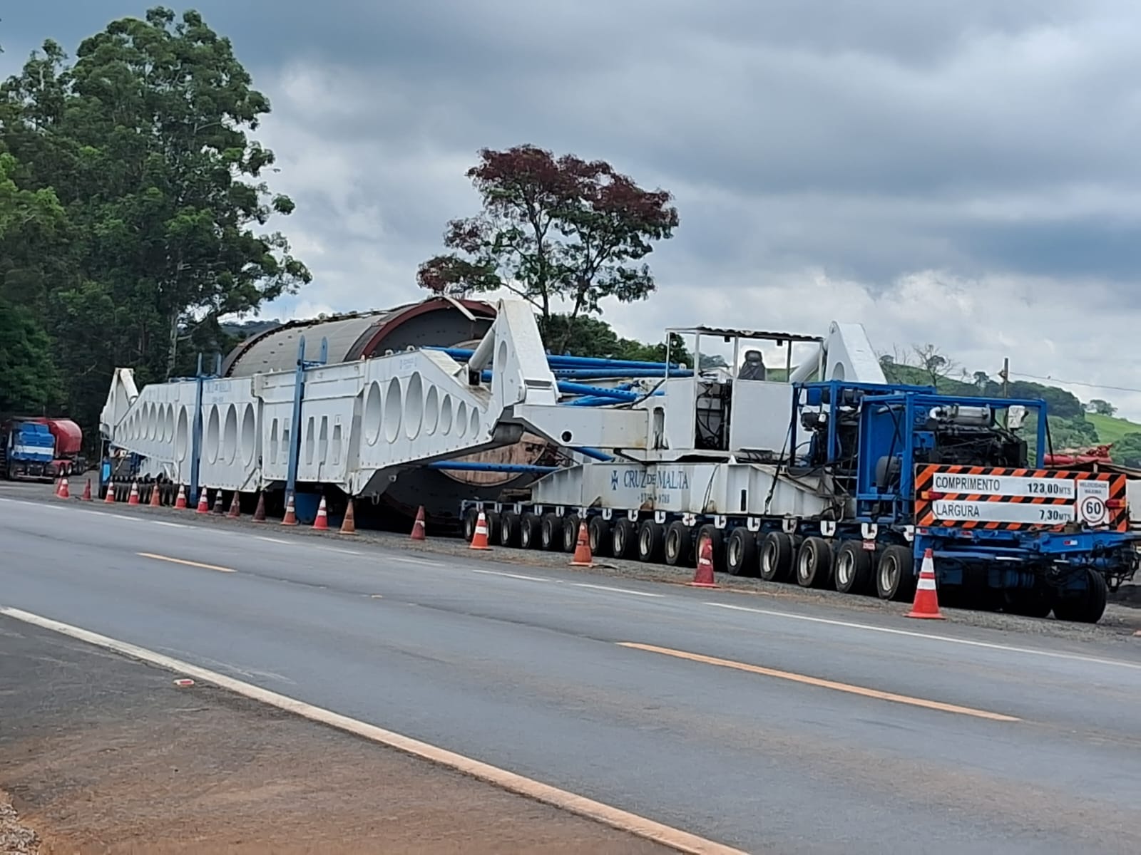 Operação para transporte de carga gigante é retomada na BR-365; rodovia terá novas interdições