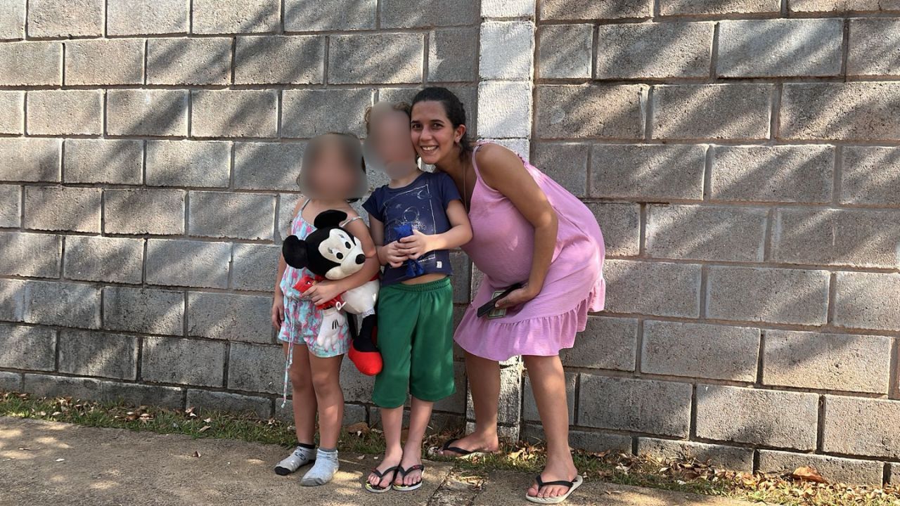 Pai devolve crianças à mãe após quase dois meses de buscas