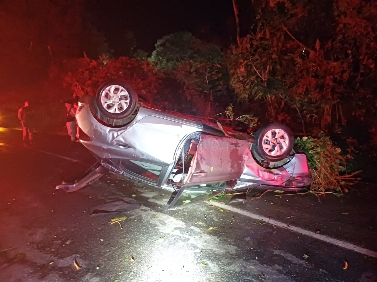 Passageiro sofre fratura após carro capotar na BR-352