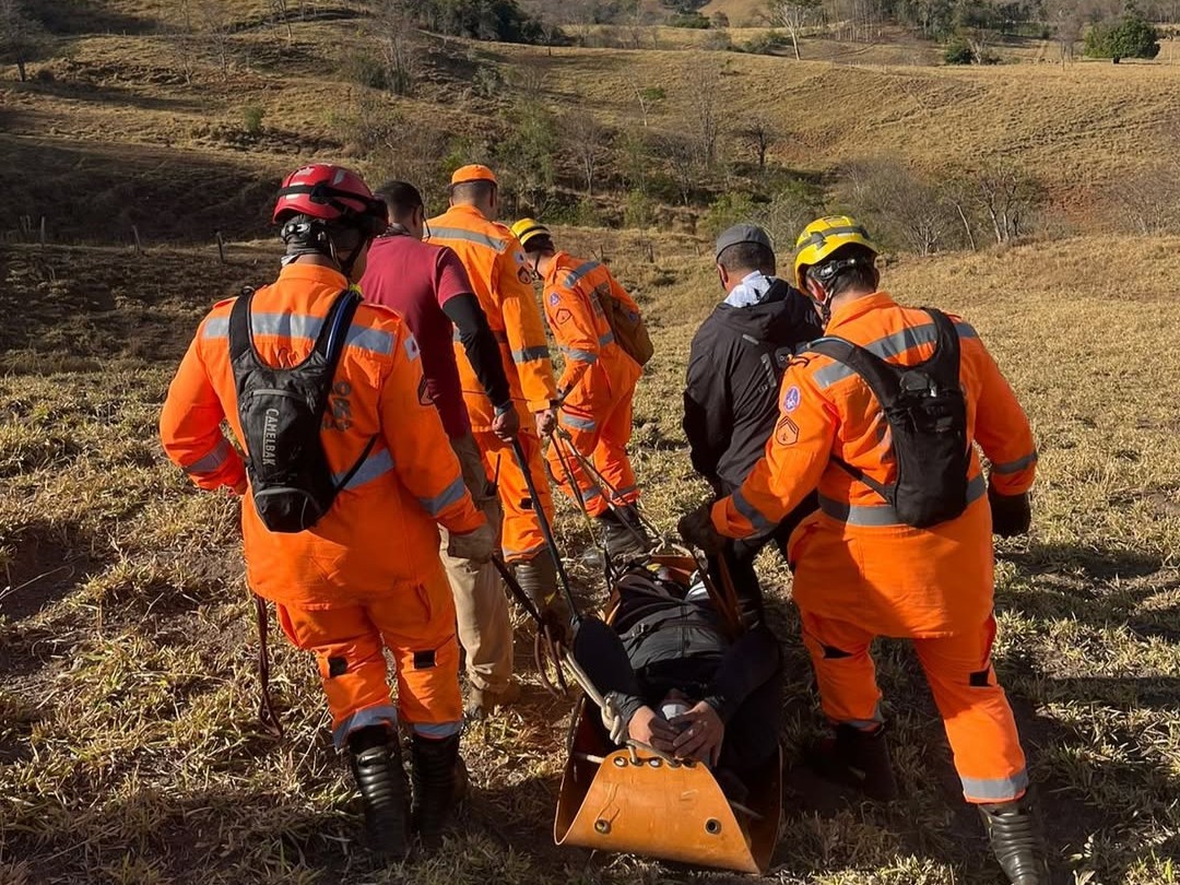 Piloto de parapente é resgatado após pouso queda em Patos de Minas