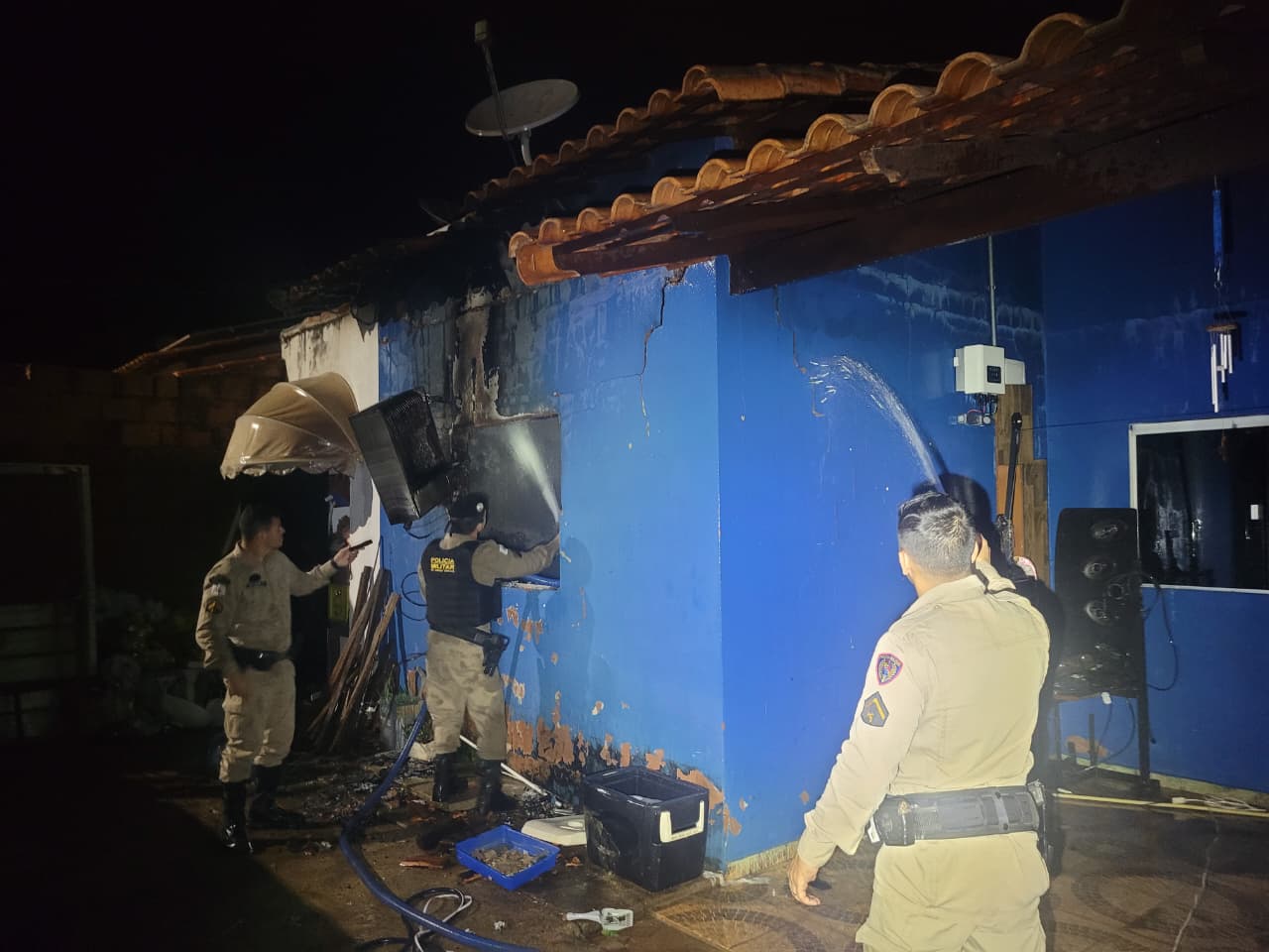 PM age rápido para conter incêndio e evita tragédia em Monte Carmelo