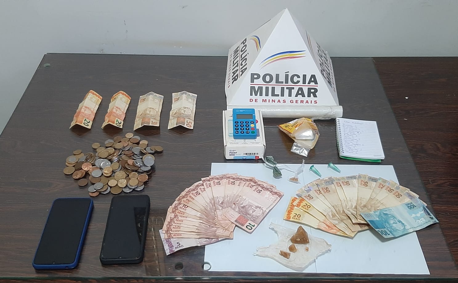 PM apreende drogas, dinheiro e prende três envolvidos com o tráfico em Iraí de Minas