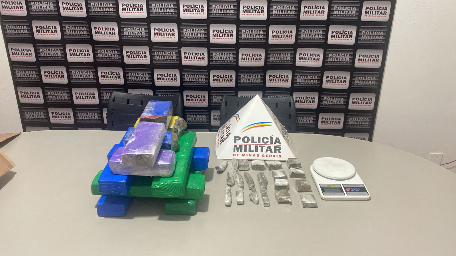 PM apreende grande quantidade de drogas e prende dois por tráfico em Monte Carmelo