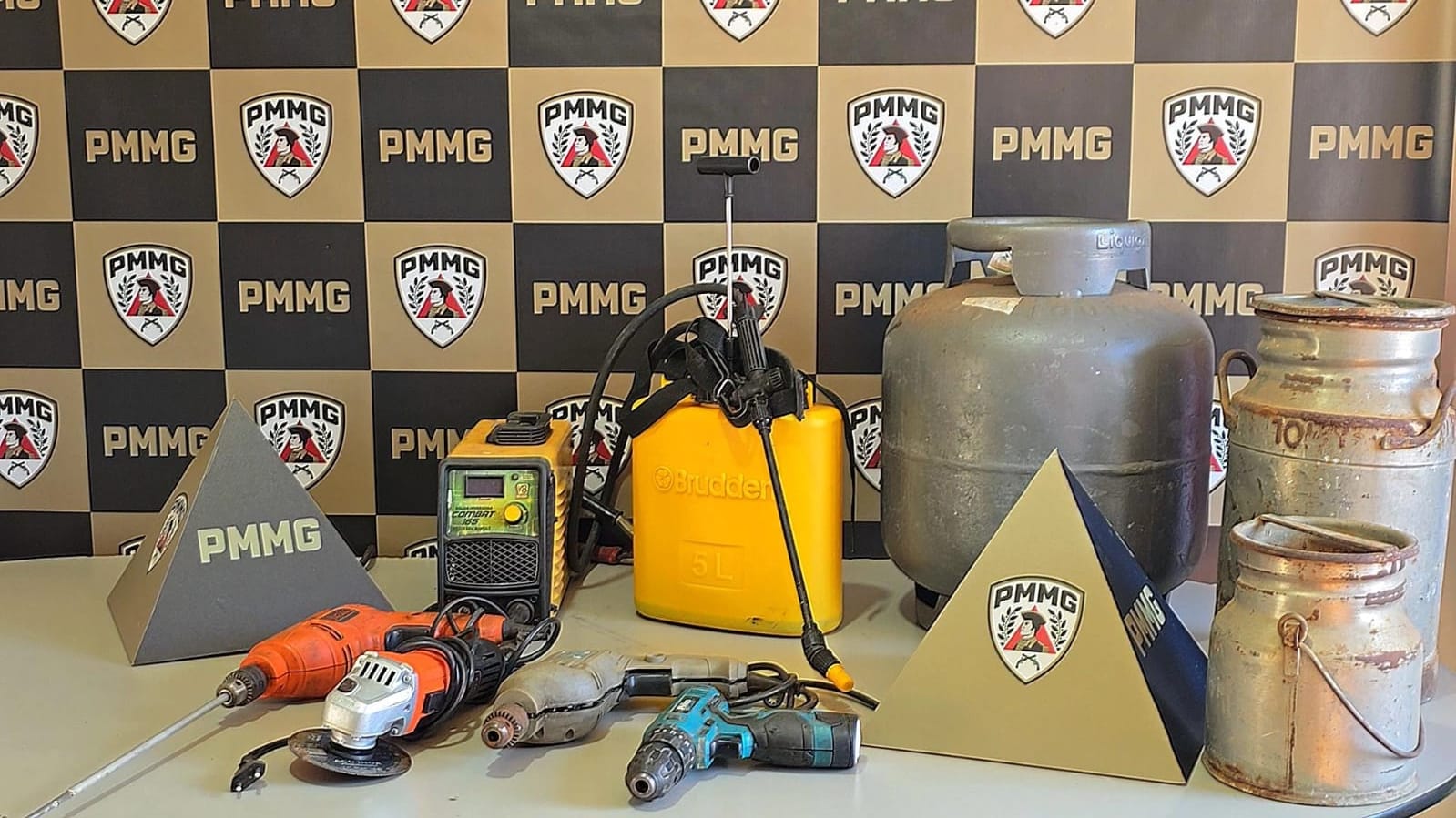 PM prende dois homens após furto de gás e ferramentas em residência de Monte Carmelo