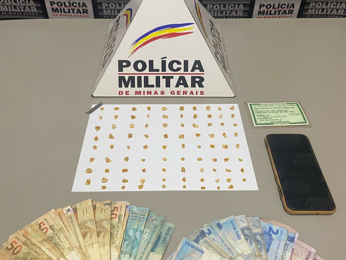 PM realiza operação em bar de Monte Carmelo e prende suspeito de tráfico de drogas