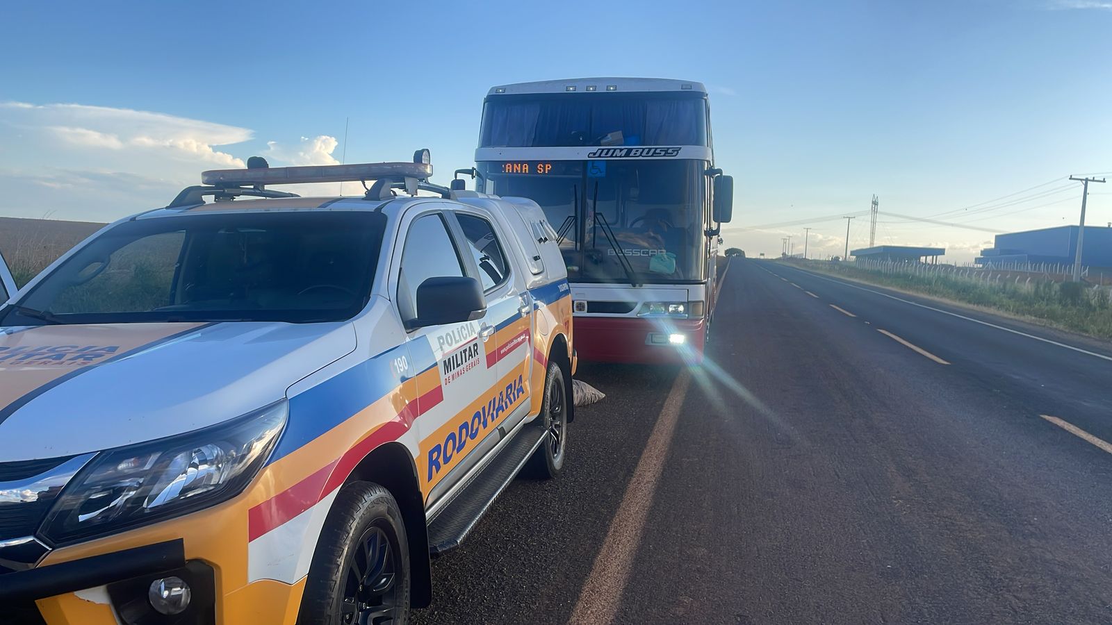 Polícia descobre drogas dentro de TV e travesseiro durante abordagem a ônibus de viagem, em Patrocínio