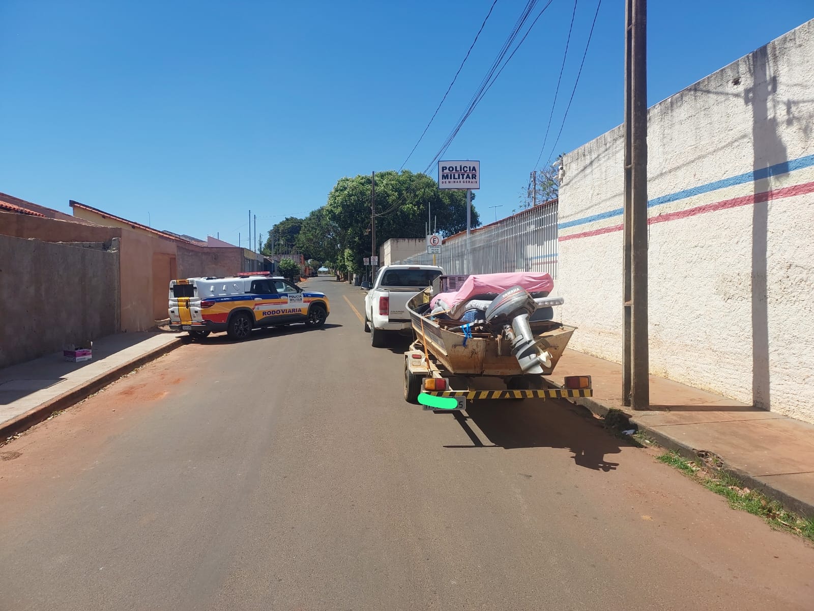 Polícia Militar apreende arma e reboque irregular em operação na MG-190, em Monte Carmelo