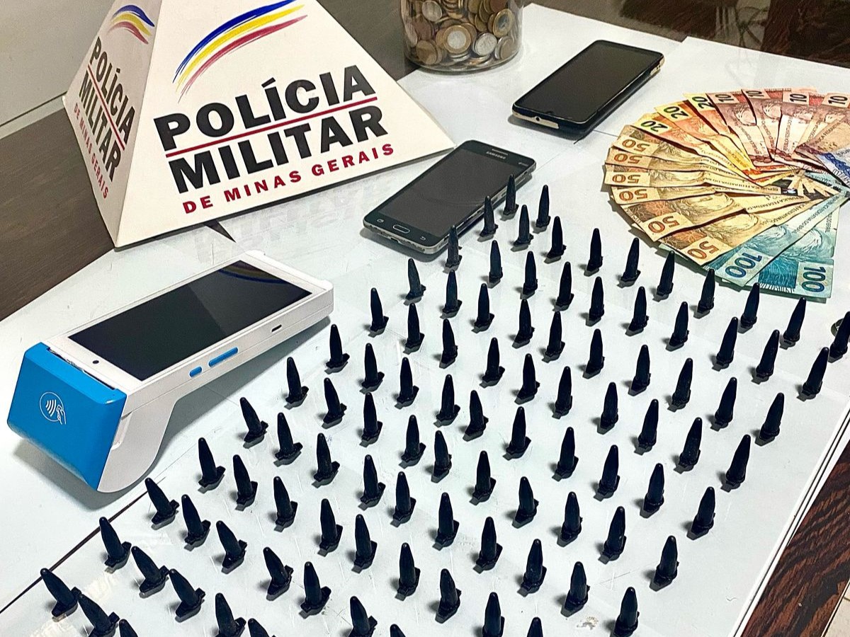 Polícia Militar apreende mais de 100 pinos de cocaína e detém dois envolvidos com tráfico em Iraí de Minas