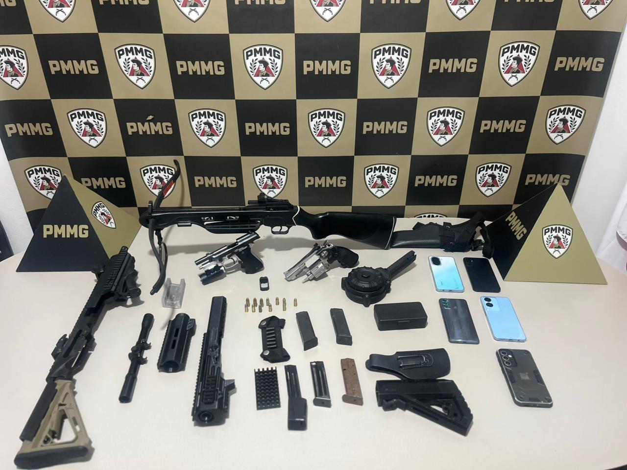 Polícia prende foragido com três mandados em aberto e apreende armas em Monte Carmelo