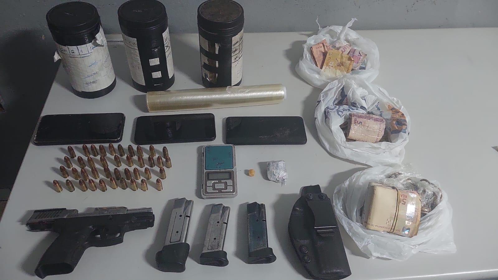 Polícia prende quatro pessoas e apreende drogas e arma, em Patos de Minas