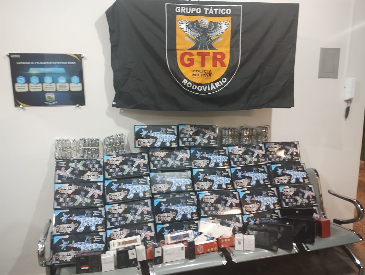 Polícia realiza apreensão de armas de gel, perfumes e óculos com passageiros de ônibus, em Iraí de Minas